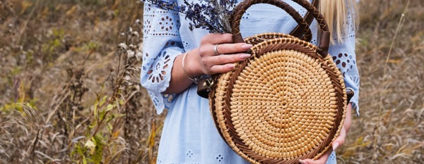 Descubre la Belleza y Tradición de los Bolsos de Iraca en Colombia